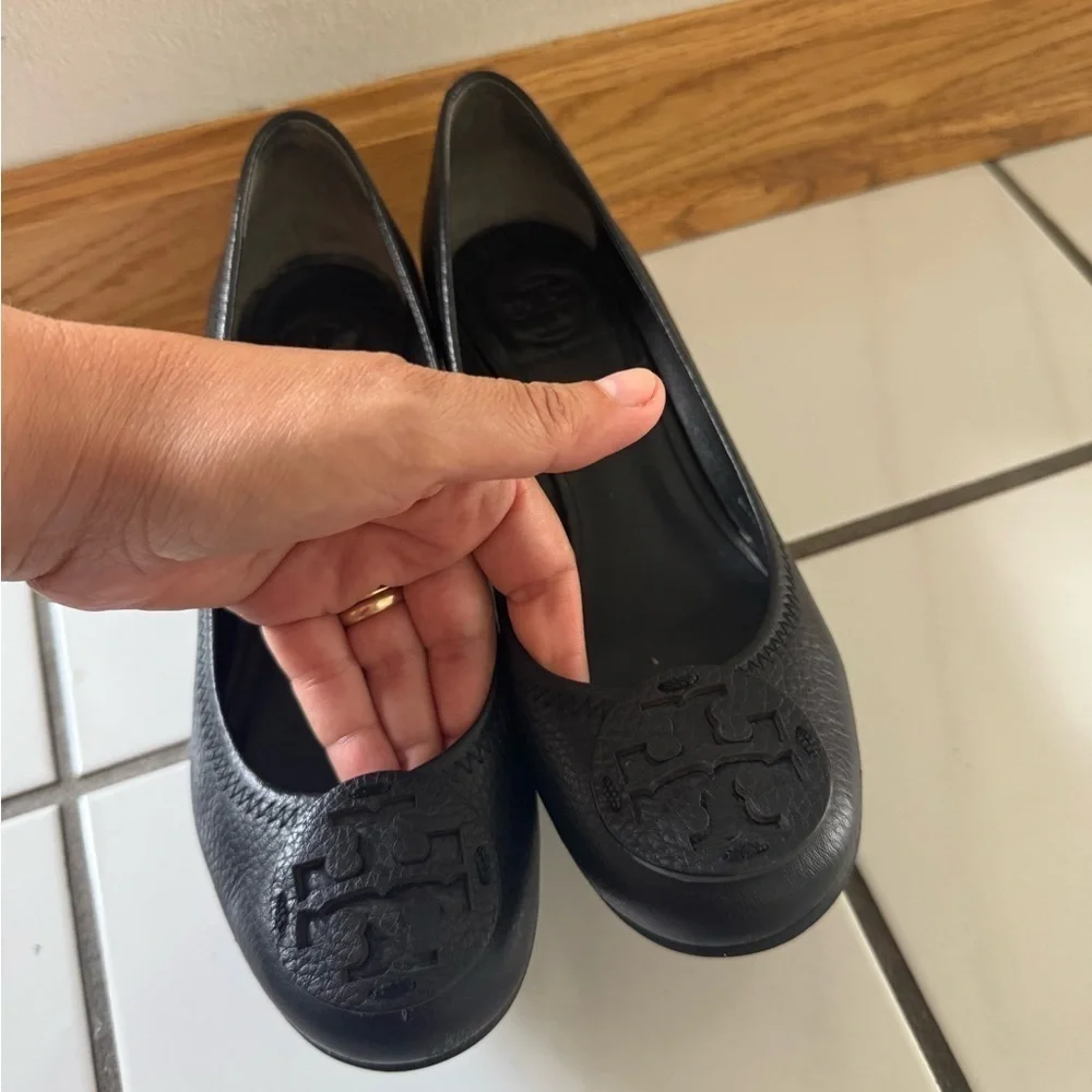 Tory Burch Black Leather Wedge Pumps – Size 8 | Logo Cap Toe